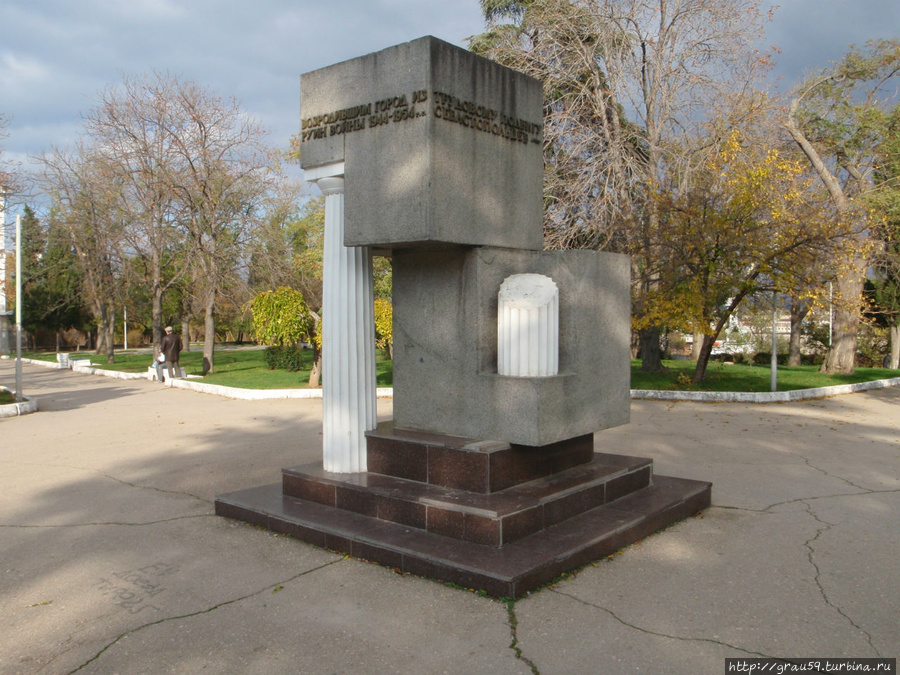Памятник в честь возрождения города Севастополя