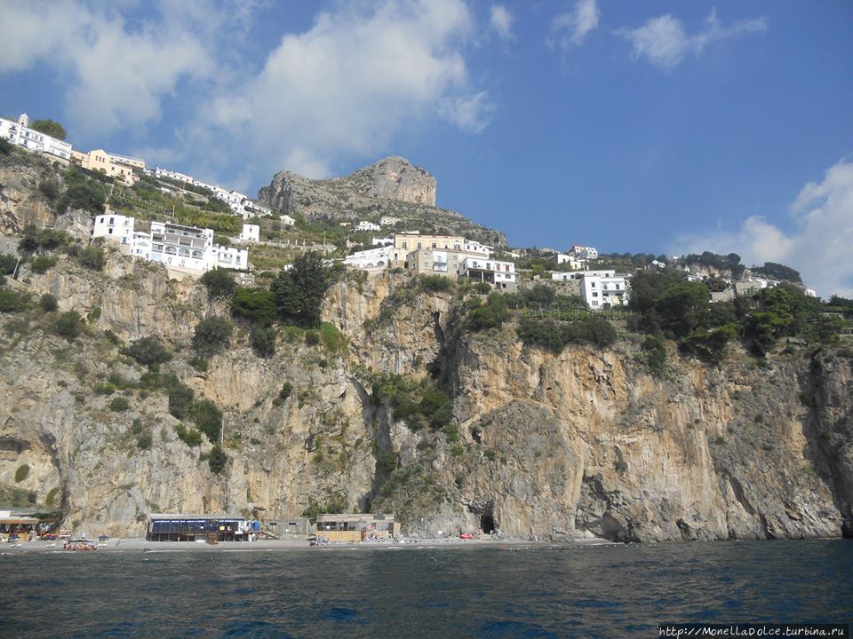 От Positano до Amalfi и Atrani — вид с моря Амальфи, Италия