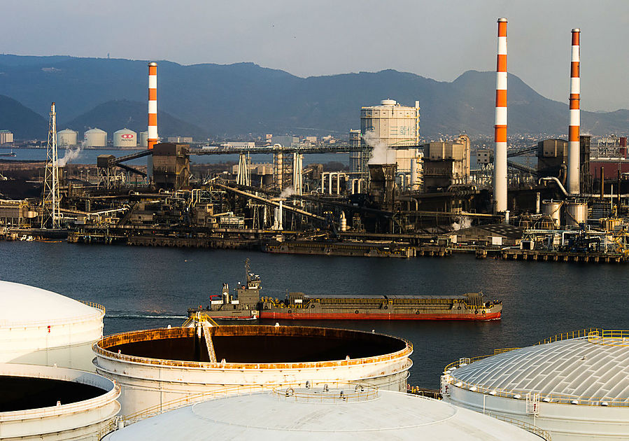 Северная оконечность Сикоку — это одни сплошные заводы. Город Сакаидэ, первое, что видит приезжающий по Большому Мосту. Первое место по объёму производства в префектуре, третье на всём Сикоку. Судостроение, химпромышленность, логистика. Префектура Кагава, Япония