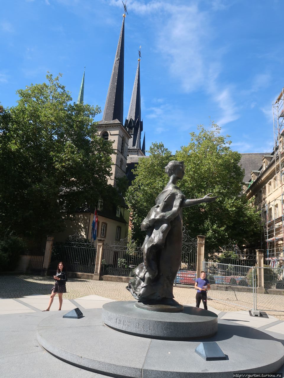 По улице Нотр Дам проходим к площади Клерффонтен и монументу à la grande-duchesse Charlotte (великая княгиня Шарлотта из Люксембурга). Княгиня Шарлотта — седьмой монарх Люксембурга и покоится в склепе, расположенного рядом собора Нотр-Дам. Люксембург, Люксембург