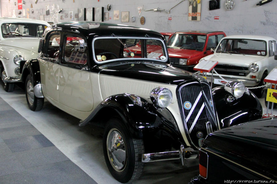 Ситроен Трэкшн Авант. Выпускался с 1934 года по 1957 год. Это первый в мире переднеприводный серийный автомобиль. Его максимальная скорость 100 км/ч. Лимассол, Кипр
