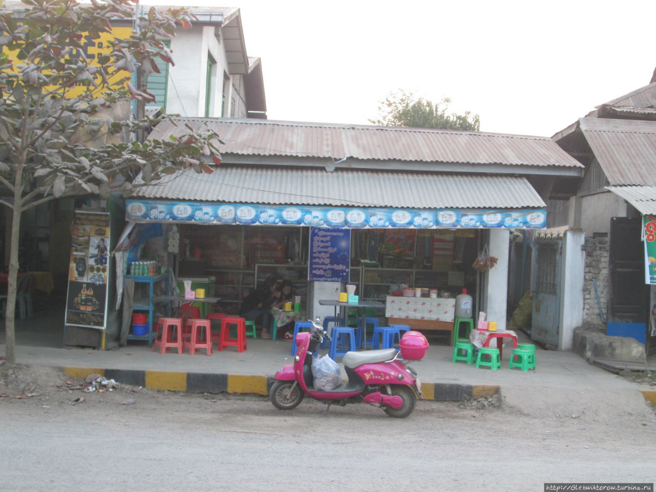 Уличные кафе на улице Намту Сипо, Мьянма