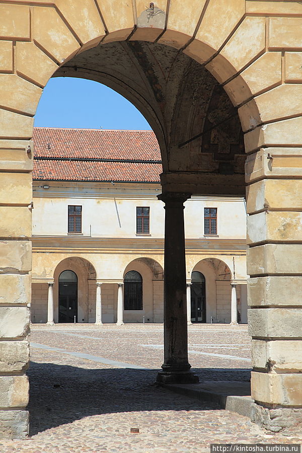 Удивительные внутренние дворики герцогского дворца Удивительные внутренние дворики герцогского дворца