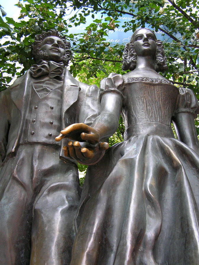 Пушкин и Натали находятся не в музее, конечно. Это знакомый всем арбатский монумент, его автор — Александр Бурганов. Москва, Россия