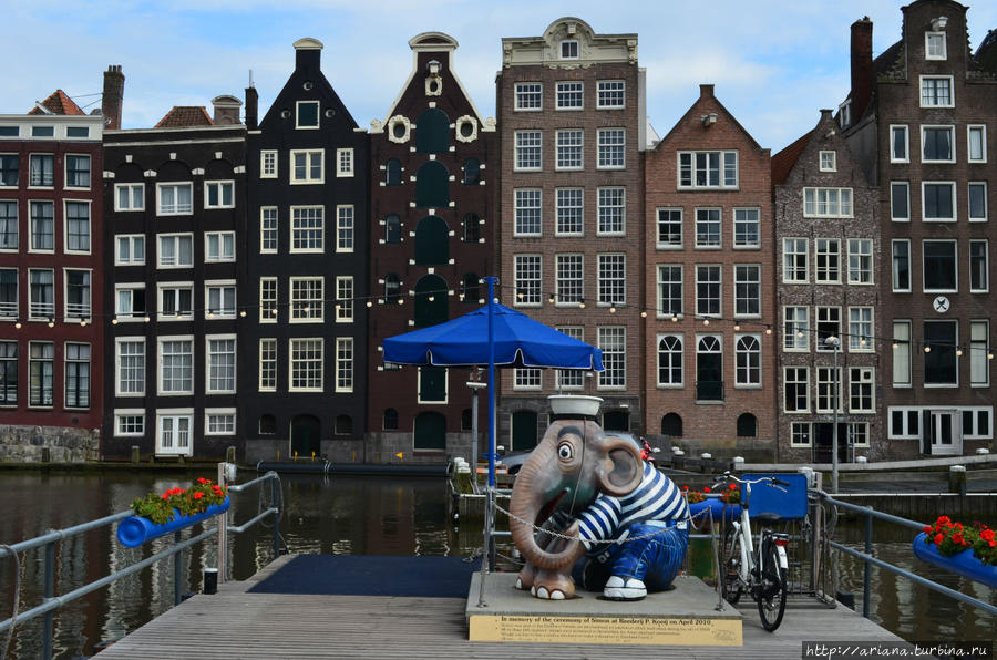 Слоник у причала Амстердам, Нидерланды