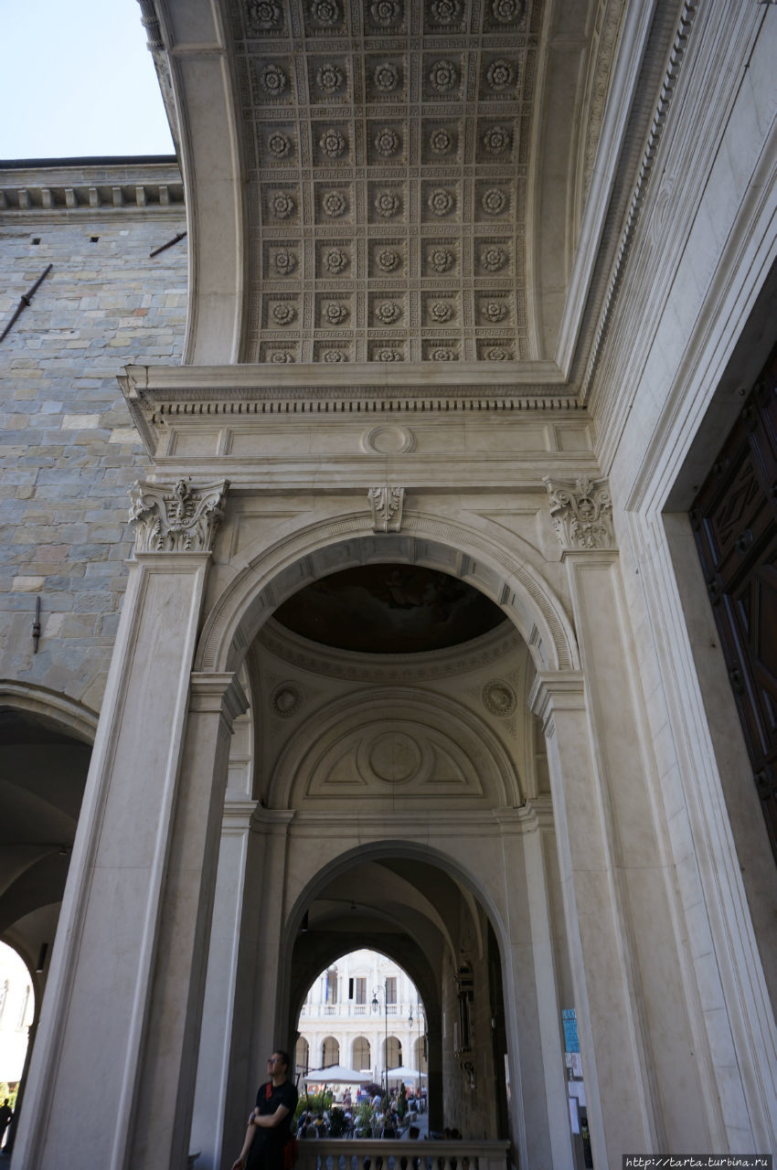 Средневековый Бéргамо: церкви «верхнего» города Бергамо, Италия