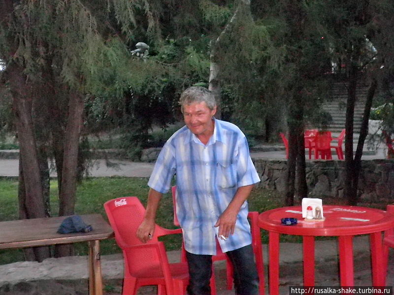 Рядом бродят подвыпившие субъекты.. Рядом бродят подвыпившие субъекты..