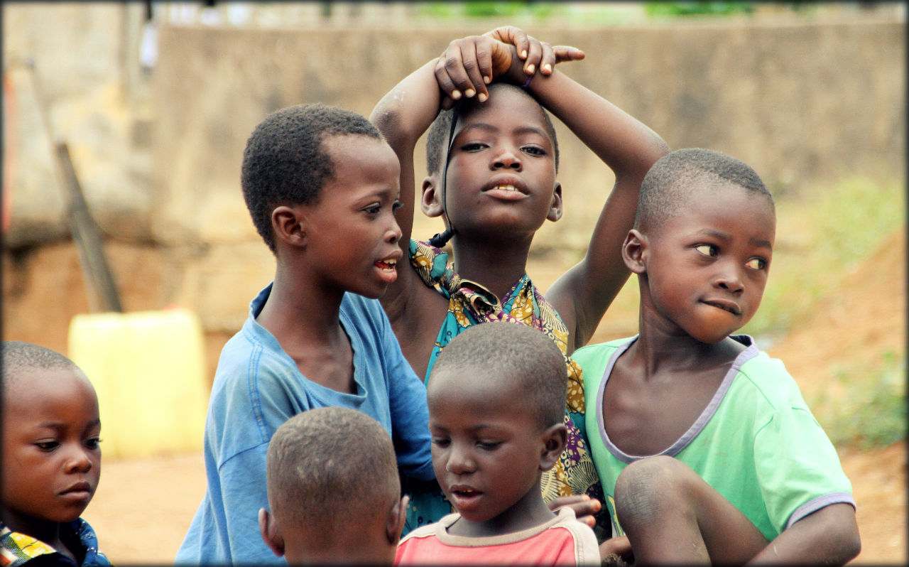 В ожидании танца или дети народа Бауле Гбоми-Кондеяокро, Кот-д'Ивуар