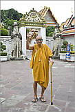 Веселый старичок монах — оказался большим любителем фотографироваться. Монахи в Таиланде — это уникальное явление. Надо видеть, как они по утрам собирают мзду со всех магазинов в ближайшей к их обители округи. Они просто стоят у магазина почти по стойке смирно, а продавец уже суетиться и готовит что-нибудь вкусненькое. Потом кладет это монаху в закрома. И тот довольный несет все это с важным видом домой. Да, здравствует, Будда!
***