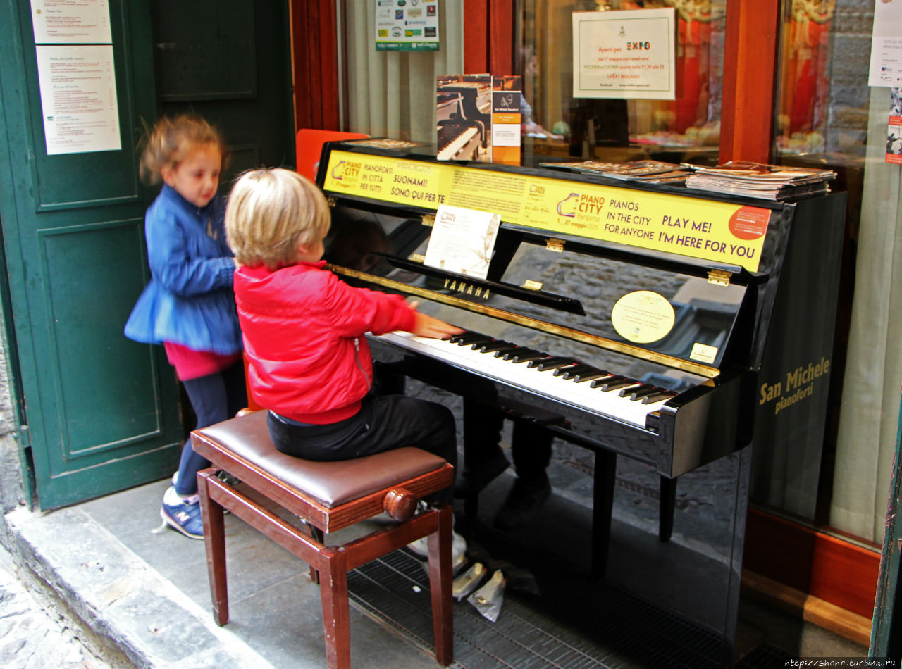Поиграть на пианино на улицах Бергамо Бергамо, Италия