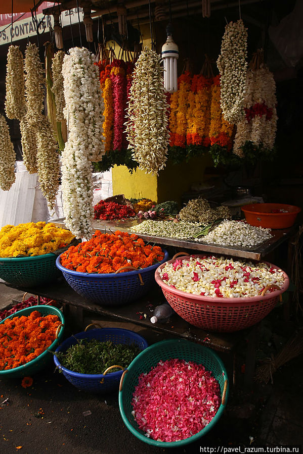 Рынок в Индии — продажа цветов для подношения в храме Триссур, Индия