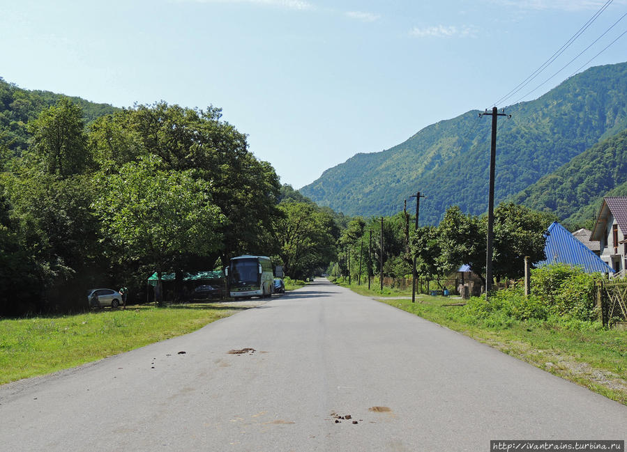 Дорога в горах. Вид в сторону Бзыби. Рица Реликтовый Национальный Парк, Абхазия