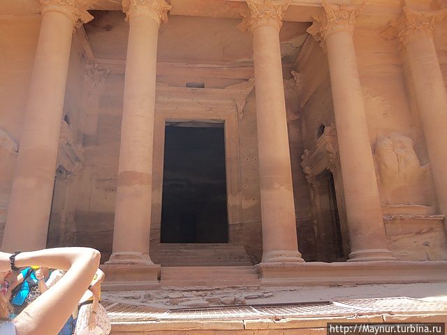 Сейчас во внутренниее помещение не пускают.Считают , что наносится урон дворцу. Сейчас во внутренниее помещение не пускают.Считают , что наносится урон дворцу.