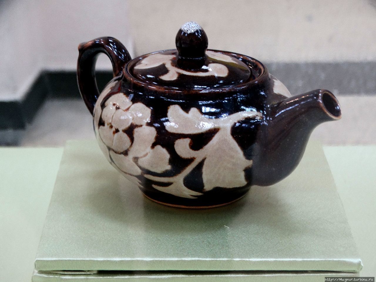 Чайник с изображением лотосов. Южно-Сахалинск, Россия
