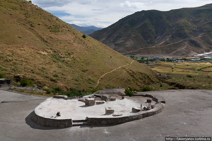 Площадка для Небесных похорон в монастыре Папонга в Лхасе Тибет, Китай