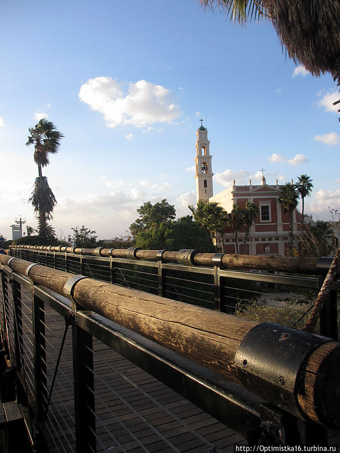 Если дотронуться до своего знака зодиака на яффском мосту желаний и после этого посмотреть вдаль, то желание обязательно исполнится. Если дотронуться до своего знака зодиака на яффском мосту желаний и после этого посмотреть вдаль, то желание обязательно исполнится.