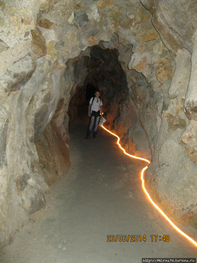 Тоннель, ведущий к Колодцу посвящения Синтра, Португалия