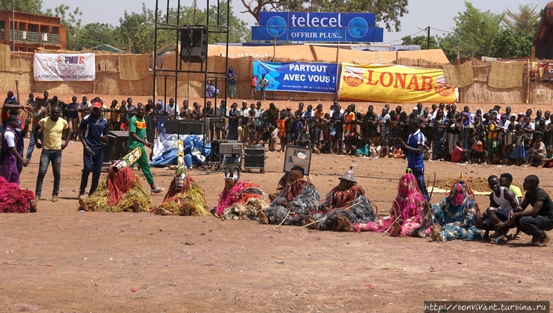 В ожидании своей очереди Дедугу, Буркина-Фасо