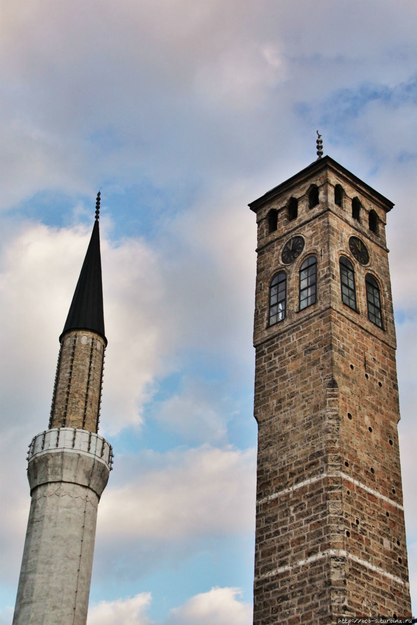 Часовая башня — одна из главных достопримечательностей Сараево, представляющая собой историко-архитектурный памятник XVII века. Башня с часами считается самым высоким зданием исторического центра города. В Боснии и Герцеговине часовые башни называются сахат кула — в средние века они строились в каждом крупном городе, но сараевская башня справедливо считается одной из самых красивейших во всей стране. Её высота составляет 34 метра. Саму башню неоднократно разрушали и перестраивали Сараево, Босния и Герцеговина