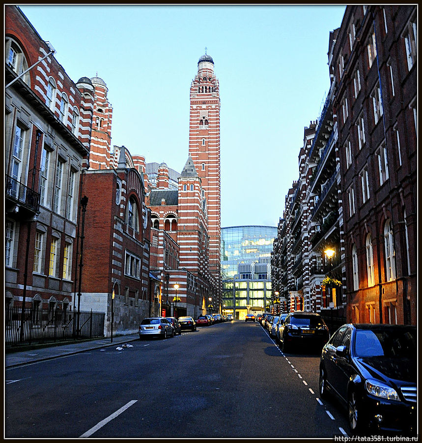 Рядом с собором здания построены в таком же стиле — из красного кирпича с серыми полосками... Лондон, Великобритания