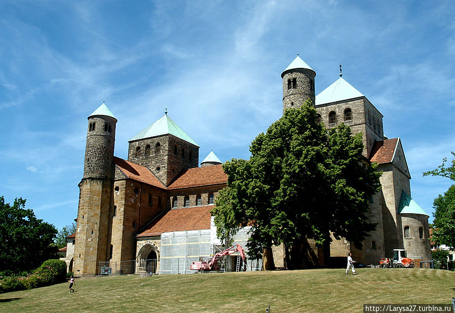 Церковь Св. Михаила (нем. Michaeliskirche), 11в., с 1985 года входит в Список всемирного наследия ЮНЕСКО. Хильдесхайм, Германия