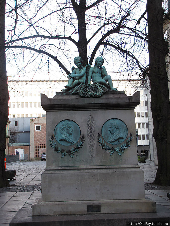 Буквально во дворе видим такой монумент  — памятник поэтам и драматургам Йоханнесу Эвальду и Йохану Весселю. Копенгаген, Дания