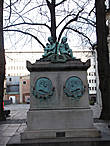 Буквально во дворе видим такой монумент  — памятник поэтам и драматургам Йоханнесу Эвальду и Йохану Весселю.