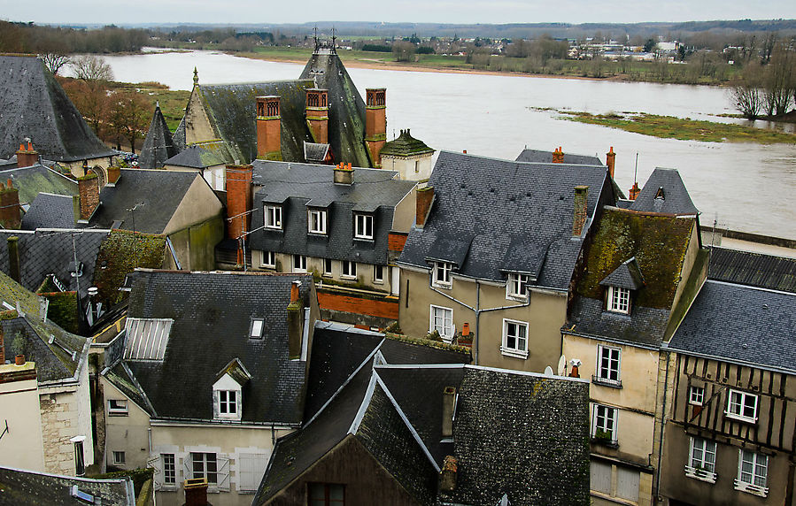 Крыши старого города, на заднем плане — река Луара Амбуаз, Франция