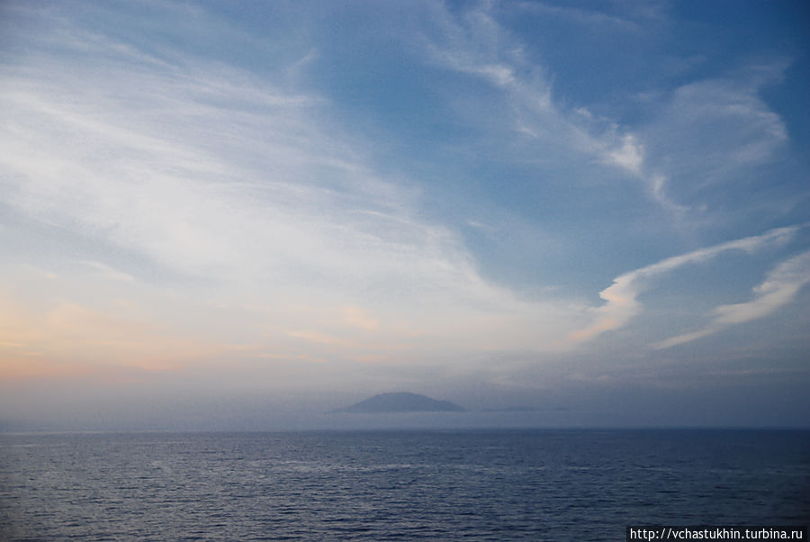 Гора в дымке. Гора в дымке.