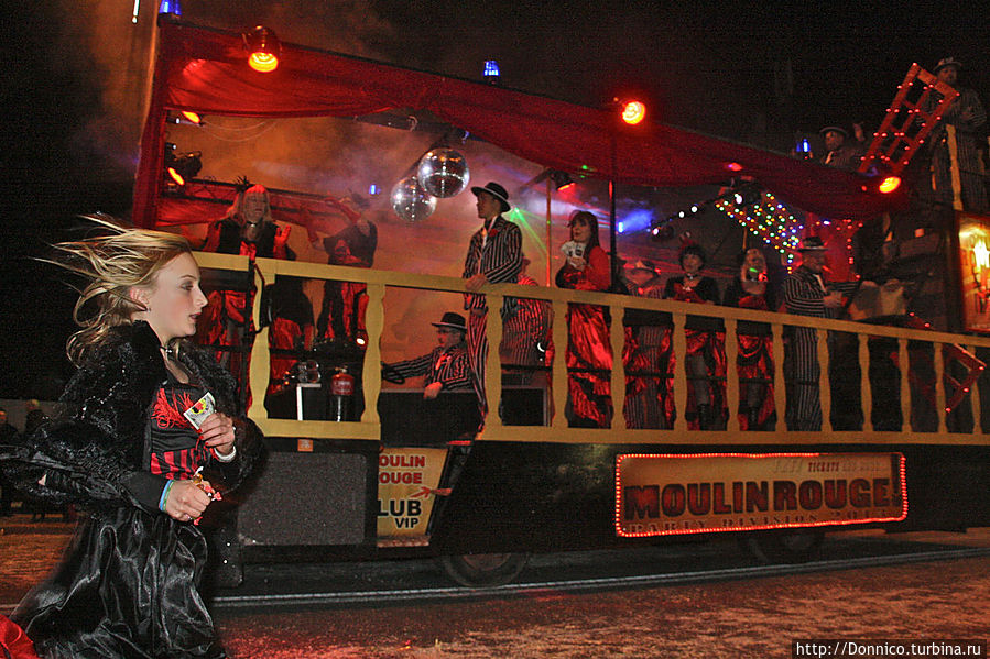 Мулин Руж активно разбрасывал 100-долларовые купюры и конфеты Мулин Руж активно разбрасывал 100-долларовые купюры и конфеты