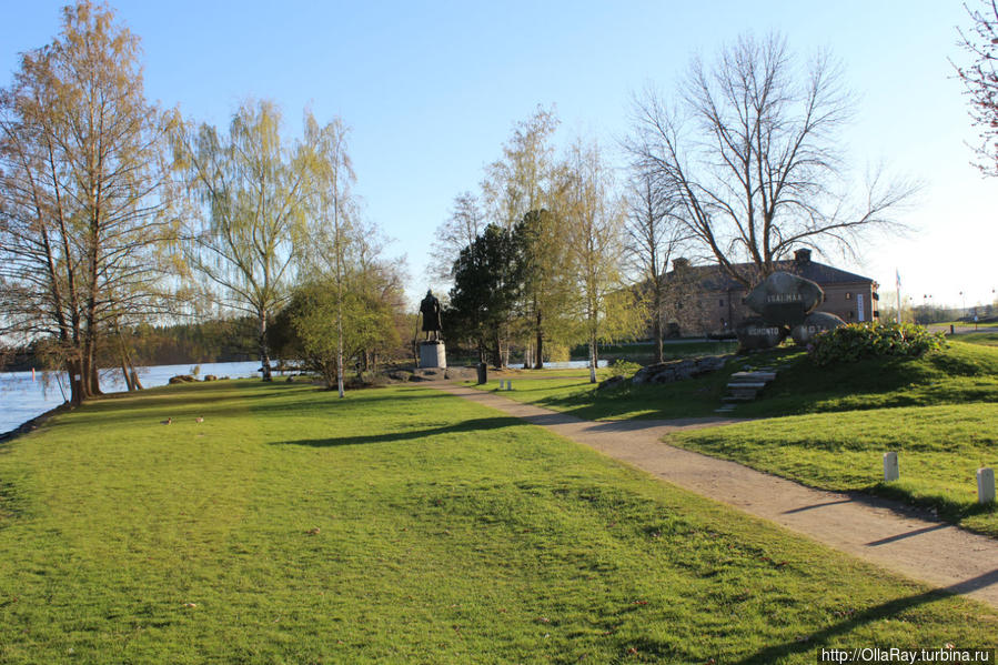 Небольшой парк напротив крепости. Там и памятник Олафу. Савонлинна, Финляндия