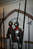 На выставке собраны все виды европейского средневекового оружия и лат