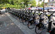 У входа в парк Скансен можно взять напрокат велосипед