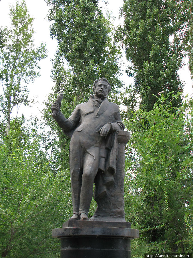 Памятник Пушкину на набережной. Таганрог, Россия