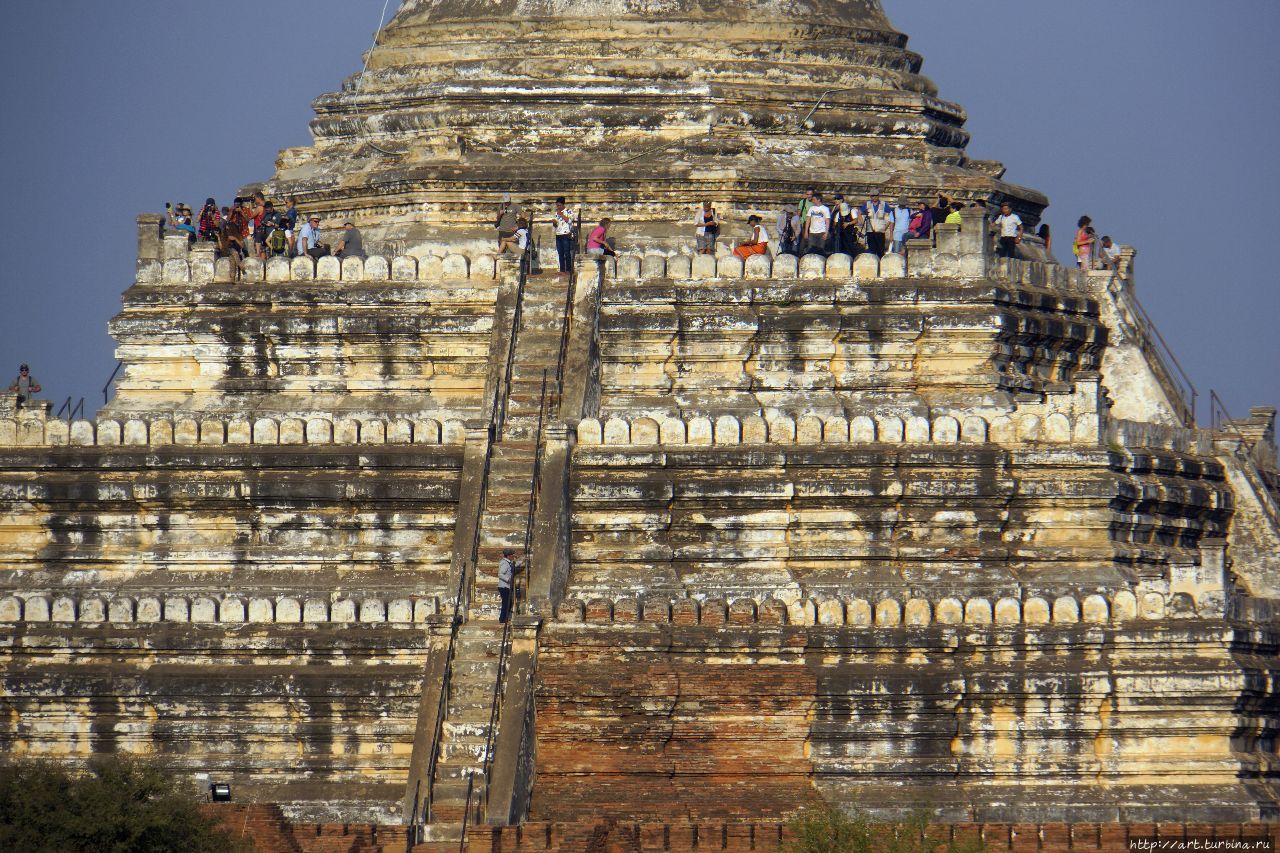 Пагода Швесандо — любимое для многих место встречи рассвета. Баган, Мьянма