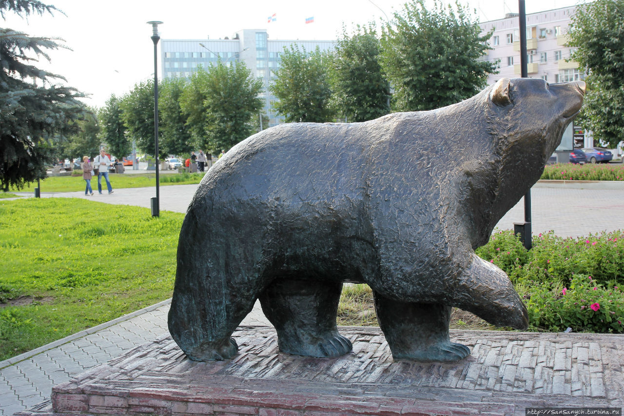 Памятник медведю. Пермь, Россия