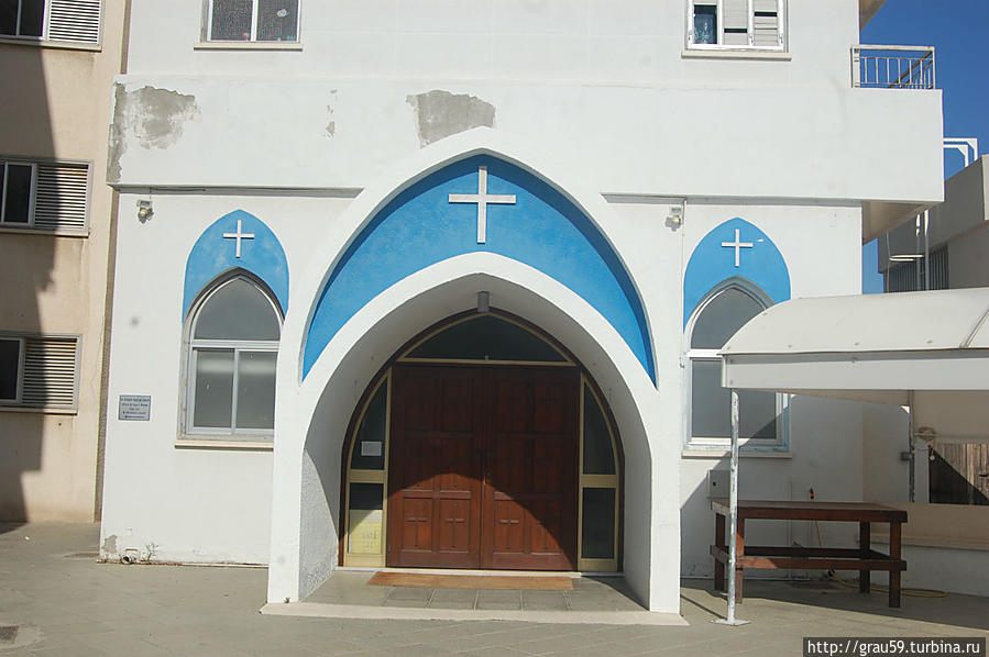 Вход в церковь Ларнака, Кипр