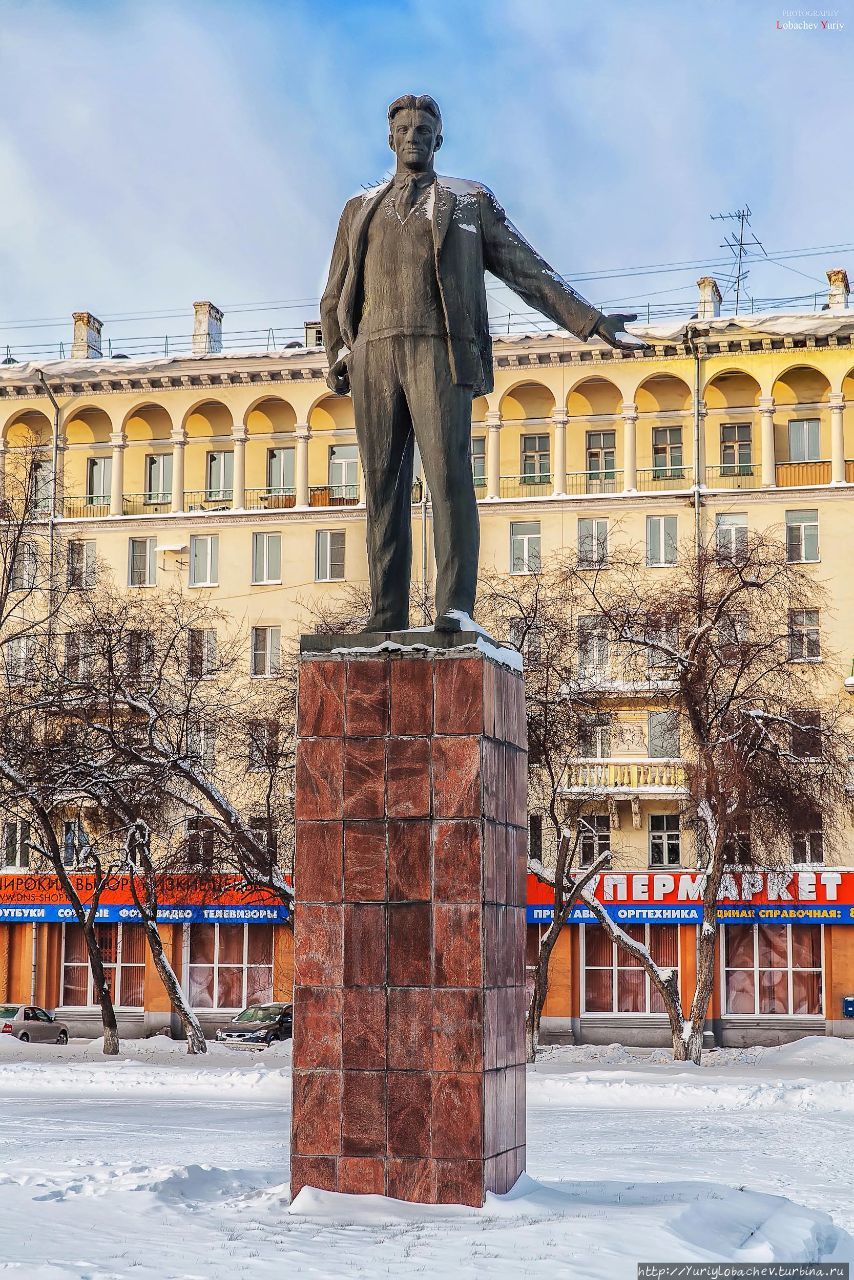 памятник Маяковскому Новокузнецк, Россия
