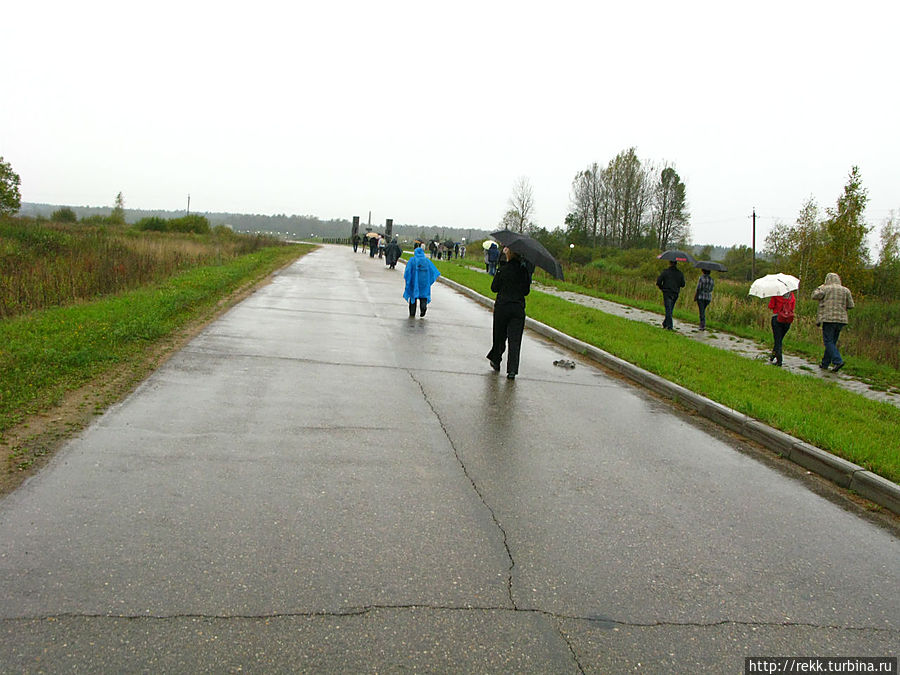 Конечно, маленький камень при въезде и широкая бесконечная дорога сделаны авторами умышленно. Мы идем к мемориалу (а мы уже участвуем в действе) по дороге, уходящей за горизонт. Невольно начинаем ощущать масштаб: в окружение в октябре 41-го попали четыре армии в составе: 37 дивизий, 9 танковых бригад, 31 артиллерийский полк РГК. Безвозвратные потери Красной Армии (читай: убитых) превысили 380 тысяч человек; в плен попало свыше 600 тыс. человек. Вырвалось из окружения около 90 тысяч человек.
Т.е. в Конечно, маленький камень при въезде и широкая бесконечная дорога сделаны авторами умышленно. Мы идем к мемориалу (а мы уже участвуем в действе) по дороге, уходящей за горизонт. Невольно начинаем ощущать масштаб: в окружение в октябре 41-го попали четыре армии в составе: 37 дивизий, 9 танковых бригад, 31 артиллерийский полк РГК. Безвозвратные потери Красной Армии (читай: убитых) превысили 380 тысяч человек; в плен попало свыше 600 тыс. человек. Вырвалось из окружения около 90 тысяч человек.
Т.е. в