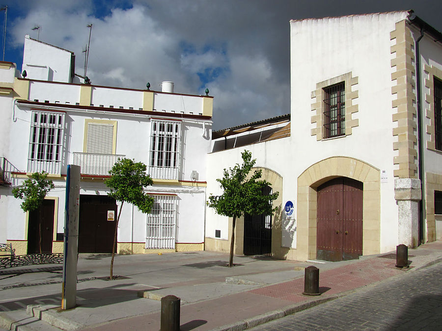 Далее попадаем на площадь перед Zoco de Artesanía — галереей и рынком народных ремёсел региона Херес и Северного Марокко. Утро, пока закрыто. Далее попадаем на площадь перед Zoco de Artesanía — галереей и рынком народных ремёсел региона Херес и Северного Марокко. Утро, пока закрыто.