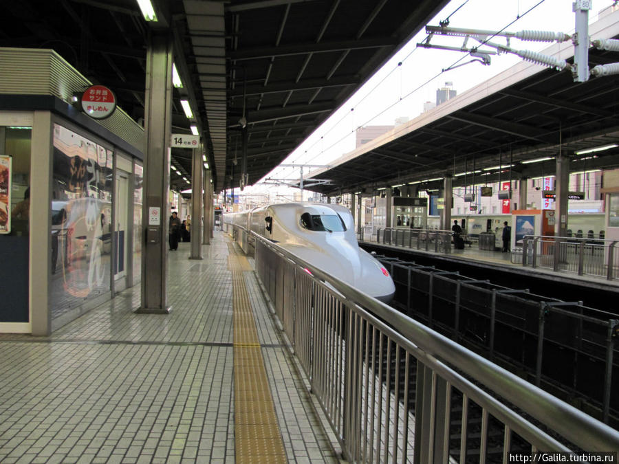 Скоростной поезд прибывает. Япония