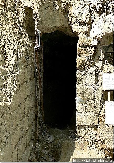 Монастырь, Святой источник, Рукотворные пещеры отшельников