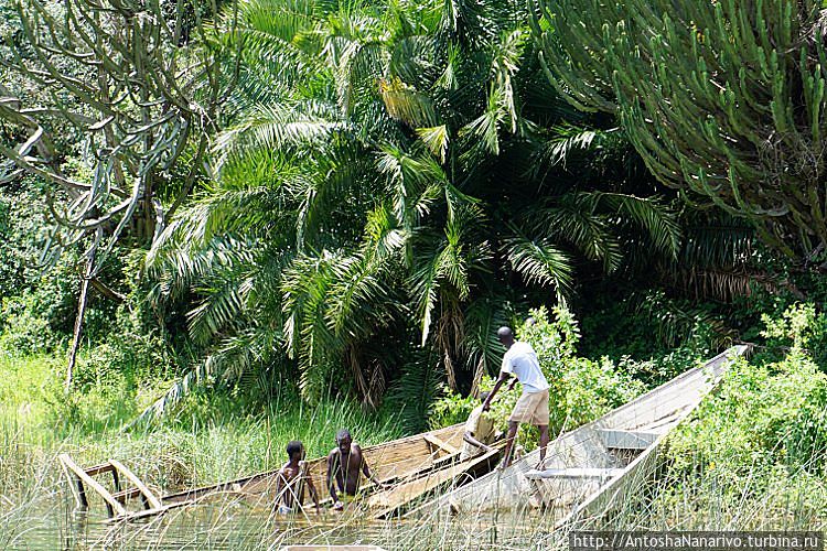 Мужики в затопленной лодке Мужики в затопленной лодке