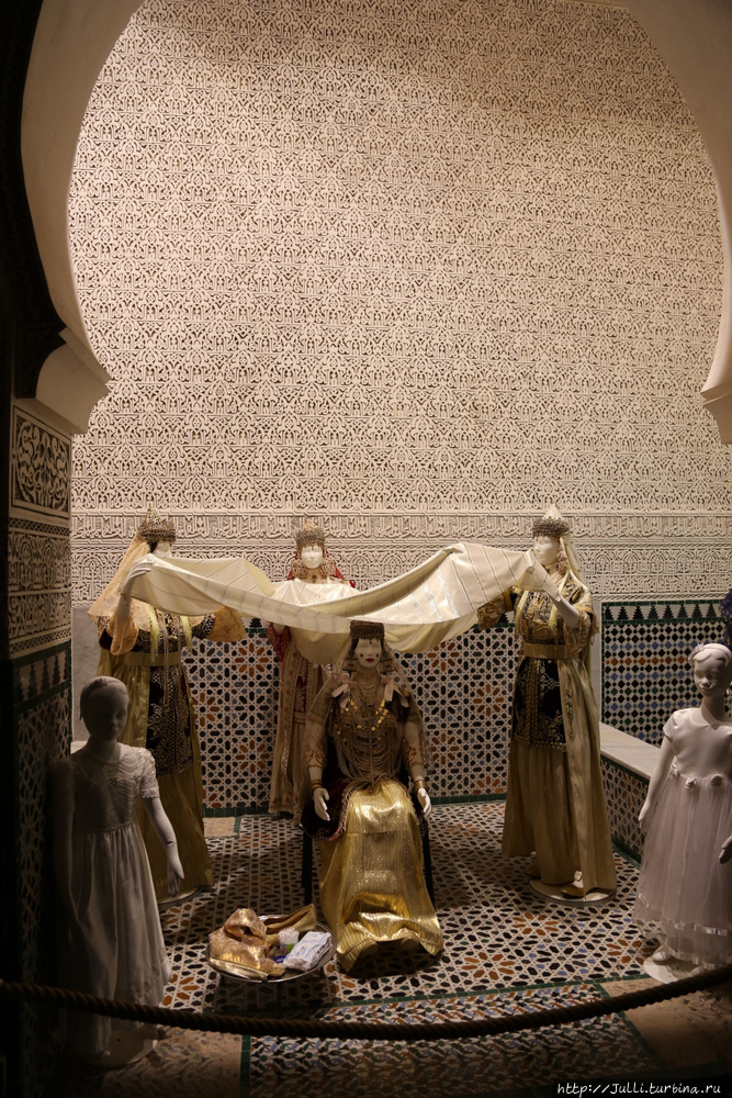 Дворец EL Mechouar и национальная одежда женщин Тлемсена Тлемчен, Алжир