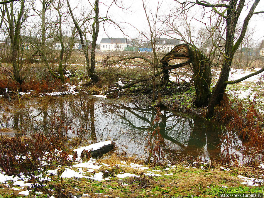 Продвигаемся дальше вдоль остатков прудов. Очень романтично. Продвигаемся дальше вдоль остатков прудов. Очень романтично.