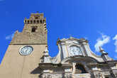 Кафедральный собор св. Петра и Павла известен с 1061 года, но впоследствии его кардинально перестроили в стиле барокко. Рядом с собором находится колокольня, некогда бывшая смотровой башней города.