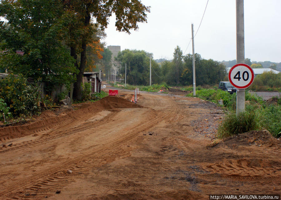 и дорога....там даже старый асфальт не везде сняли Ивангород, Россия и дорога....там даже старый асфальт не везде сняли Ивангород, Россия
