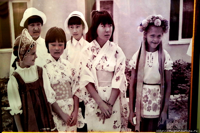 Советские  и японские  дети  в  пионерском  лагере  Олимпик. Сахалин. 1986 г. Южно-Сахалинск, Россия