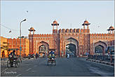 Одни из многочисленных ворот города. Думаю, уже по ним понятно,почему Джайпур прозван Розовым городом...
*