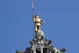 Позолоченная скульптура воина Хендрика на вершине башни Ауденардской Ратуши
